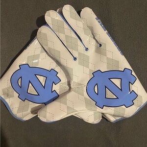 Unc gloves